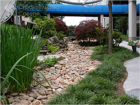 Сухой ручей из камней среднего размера и одинакового цвета