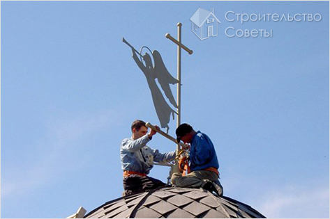 Установка флюгера на крыше