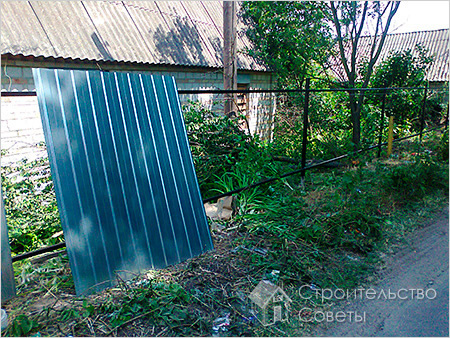 Установка забора из профнастила