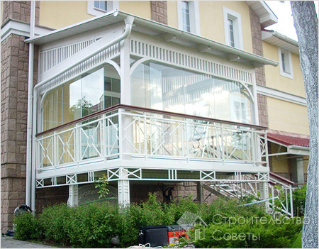 Веранда на столбах с безрамным остеклением