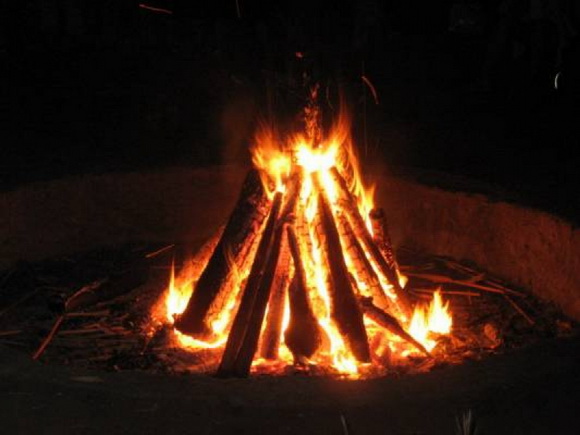 Вид костра — шалаш Вид костра - шалаш