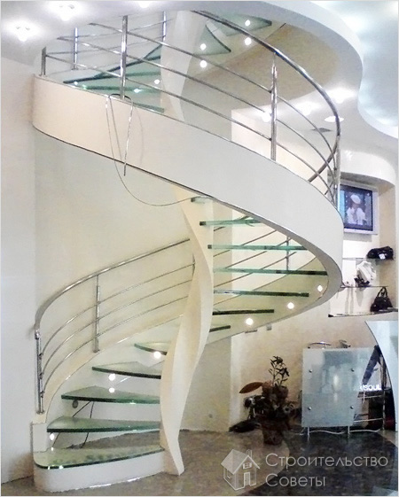 Винтовая белая лестница со стеклянными ступенями