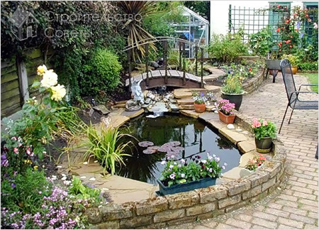 Возвышенный пруд с красивой отделкой и мостиком