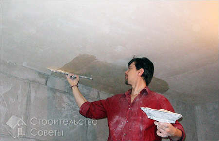 Выравнивание потолка штукатуркой