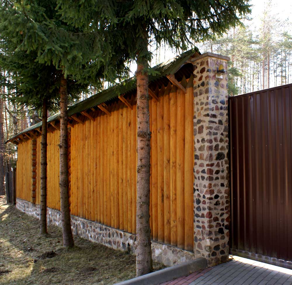 Забор частокол на бетонном основании