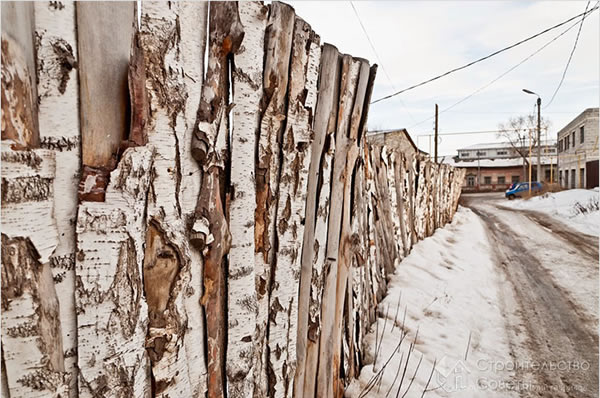 Забор из необработанного горбыля