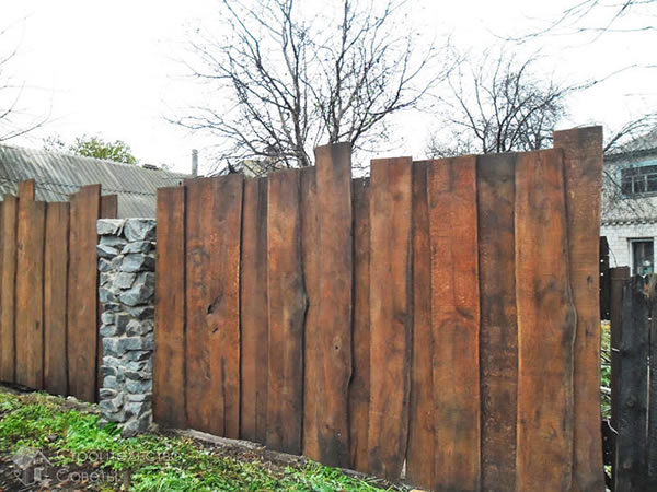 Забор с каменными столбами