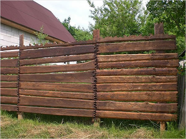 Забор возле дома