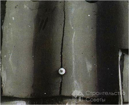 Замазываем трещины на кровле