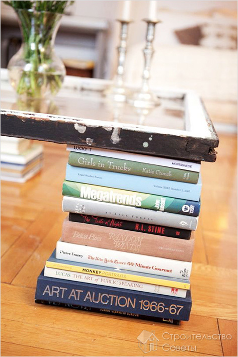 Журнальный столик из книг и стекла